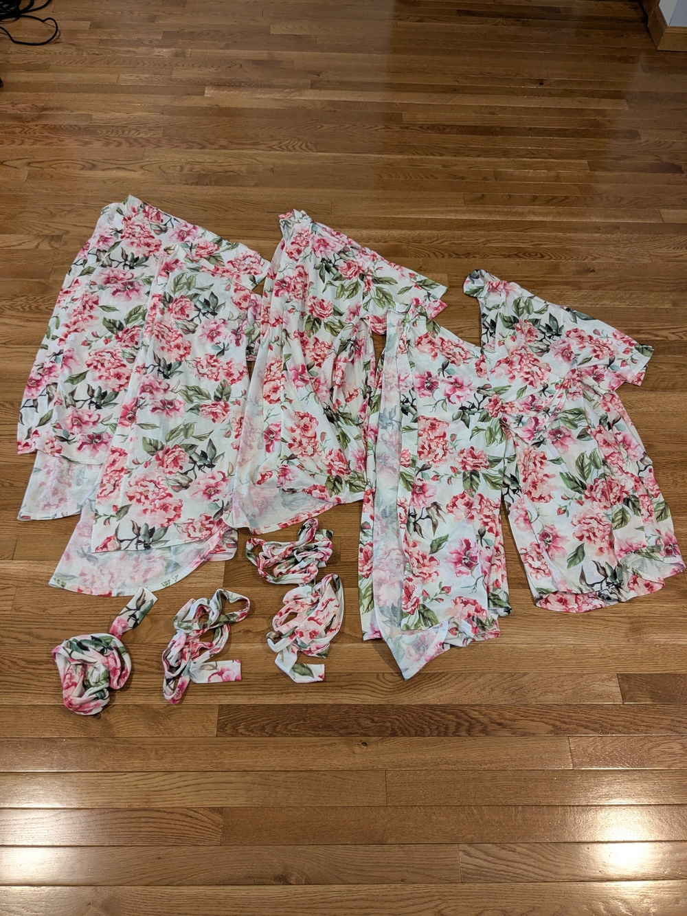 Show Me Your MuMu Set Of 5 White With Pink Floral Bridal Party Robes